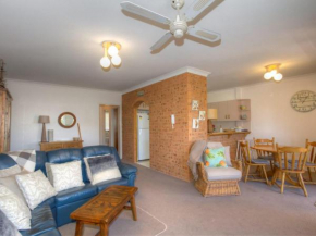 St James 6, Stylish Airconditioned Retreat, Tuncurry